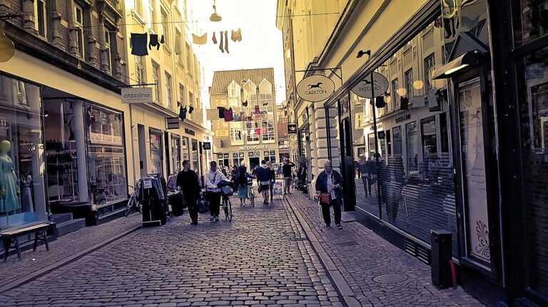 Aarhus between small streets and shared tables: an autumn café day