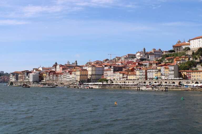 Porto in three pauses: Bolhão, the old streets and the Douro