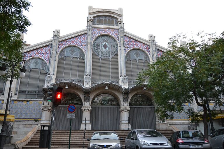 Valencia in three chapters: the market, old town and Turia gardens